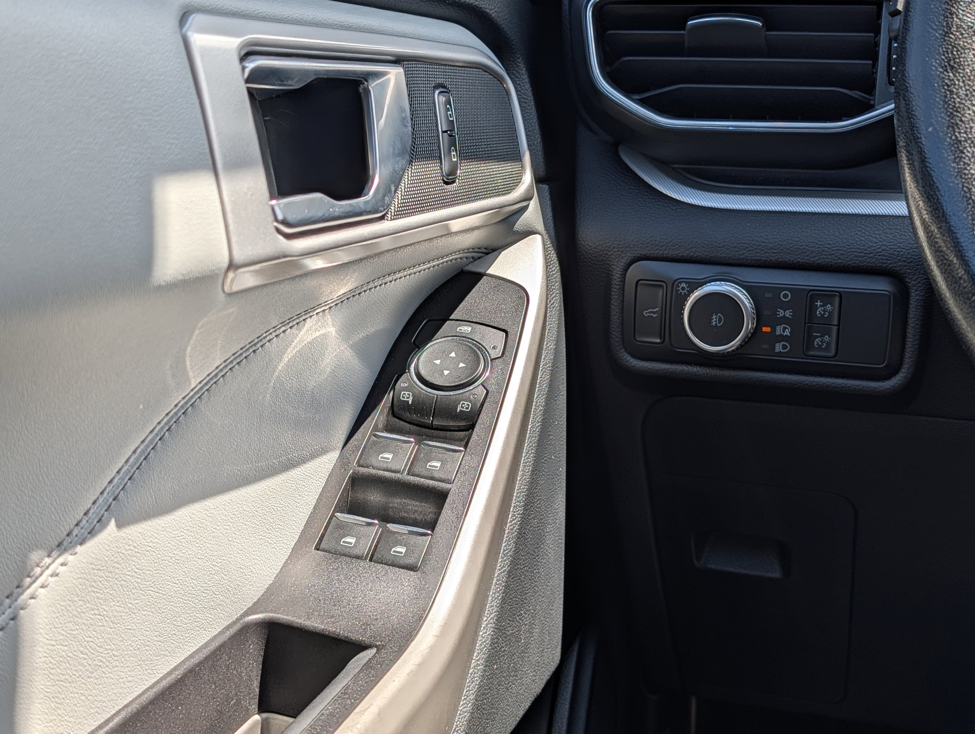 Certified 2022 Ford Explorer XLT w/ Equipment Group 202A AWD/4WD image 22