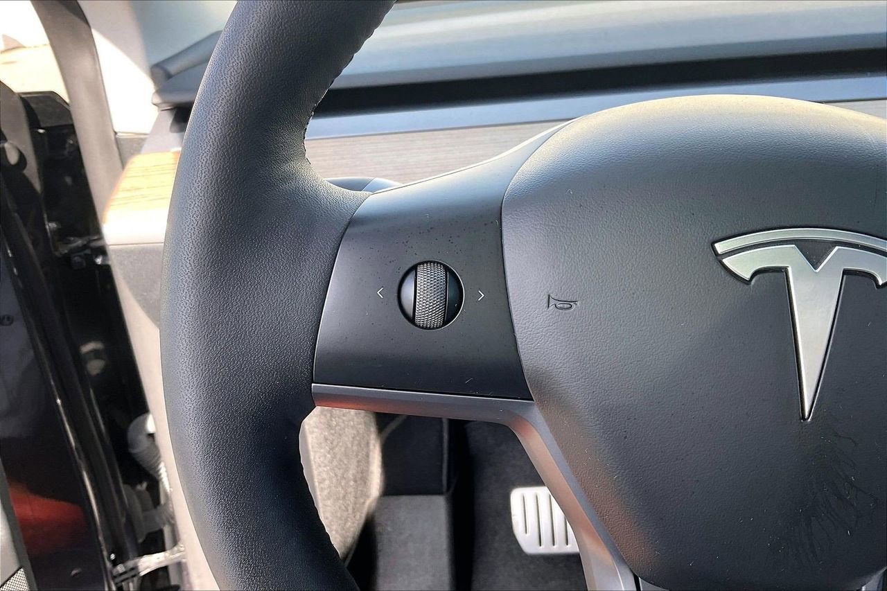 Used 2024 Tesla Model Y Performance image 31