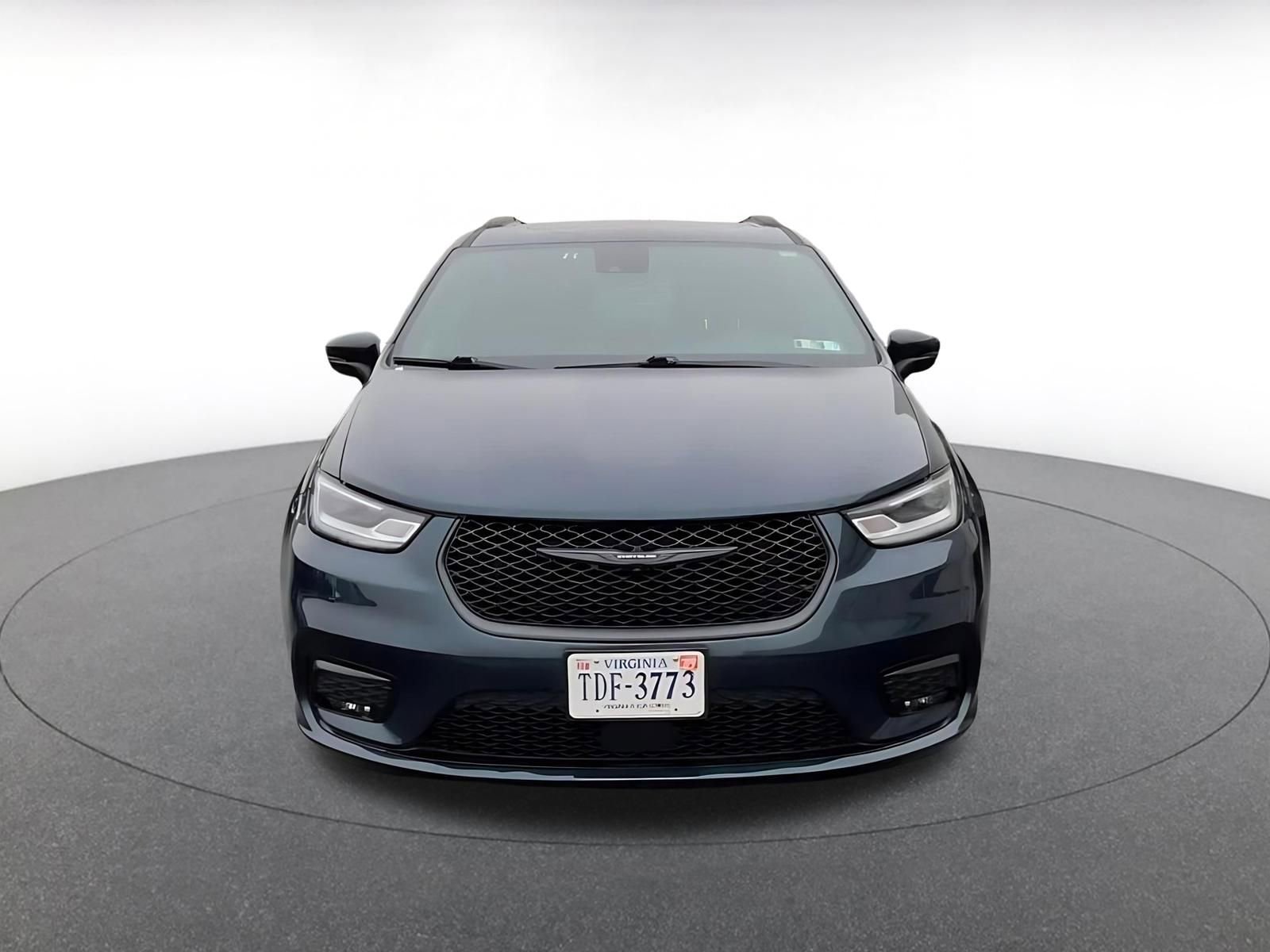 Used 2025 Chrysler Pacifica Limited image 4