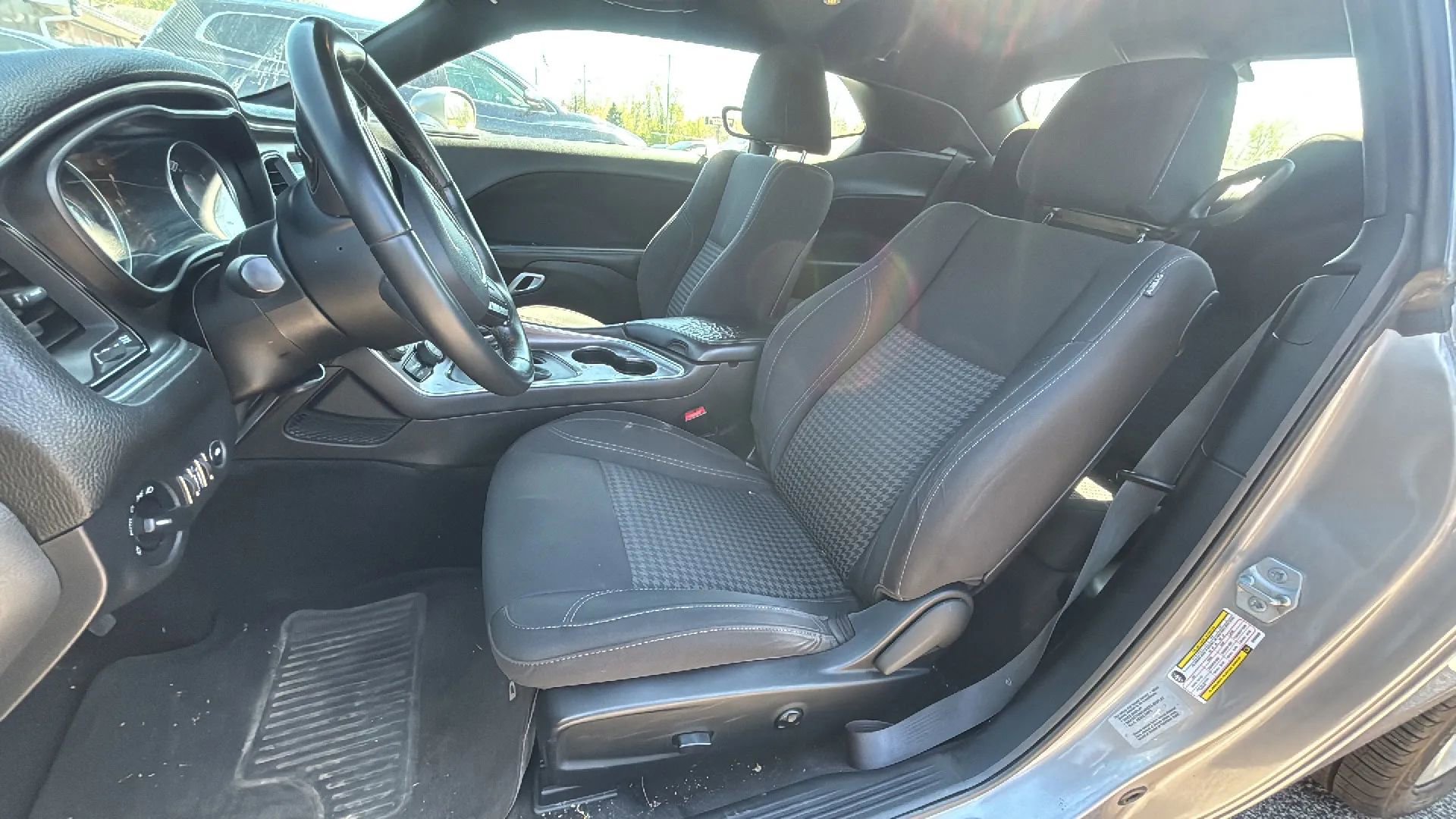 Used 2017 Dodge Challenger SXT image 9