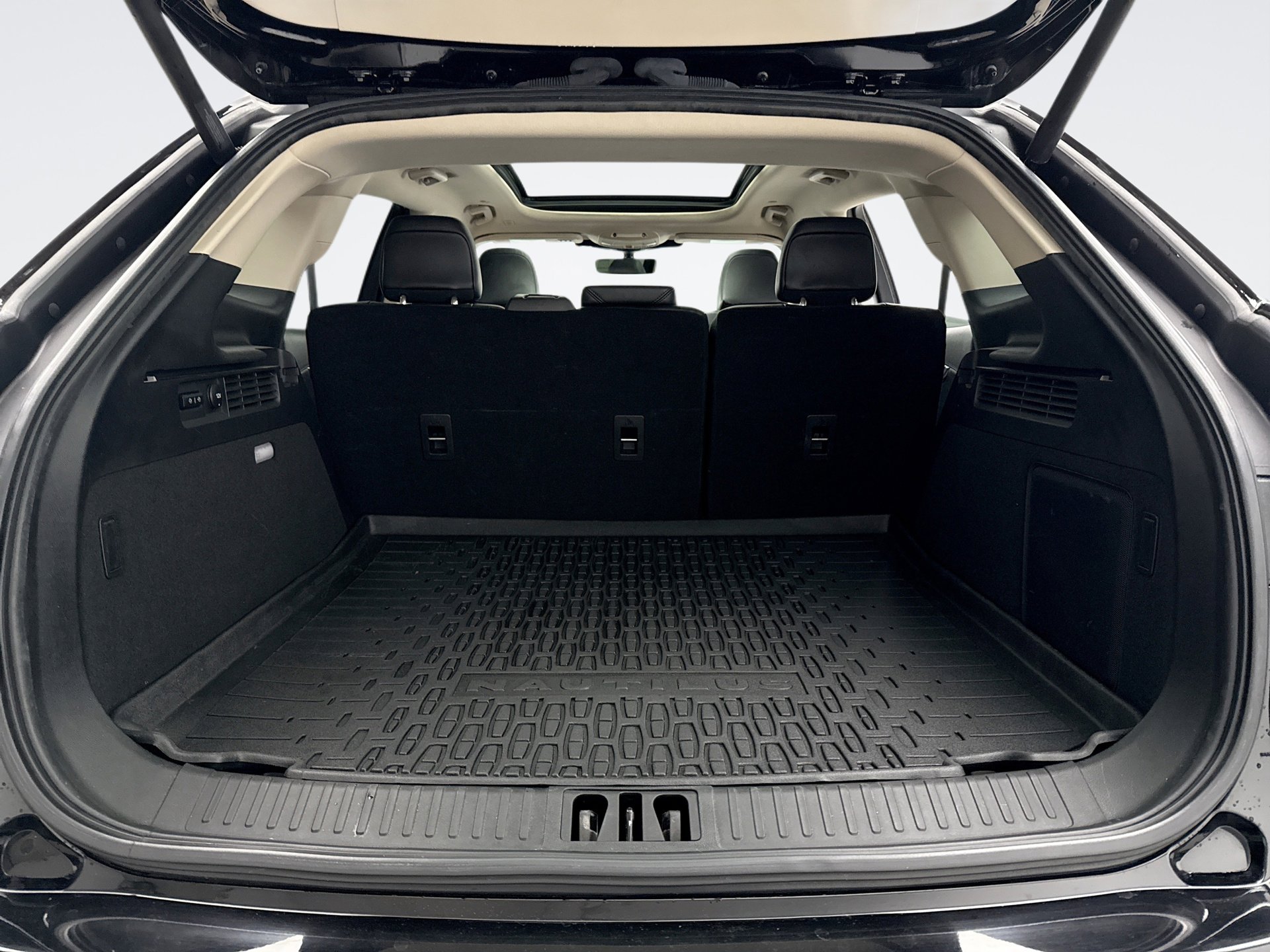 Used 2023 Lincoln Nautilus Reserve w/ Equipment Group 201A image 19