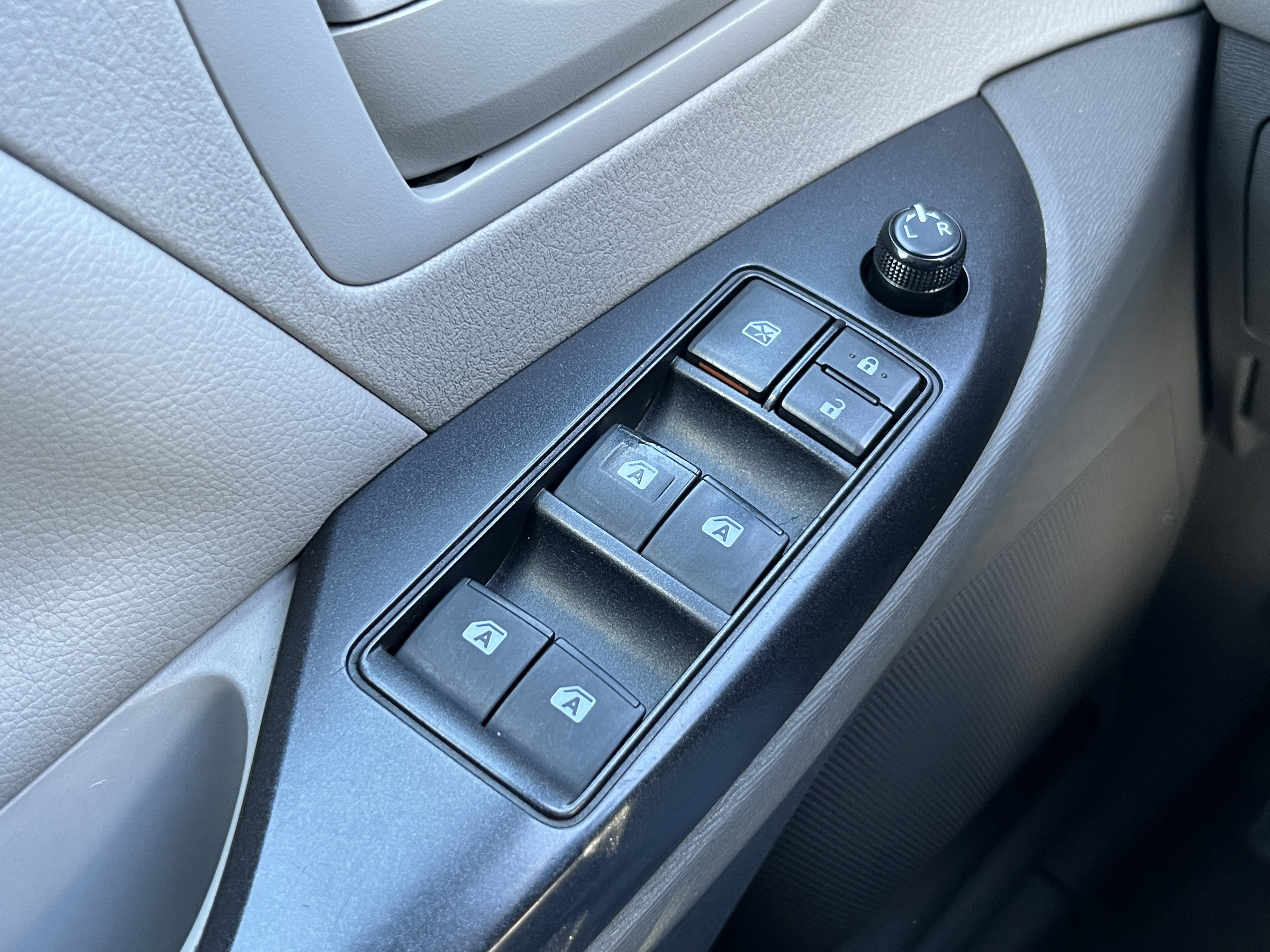 Used 2020 Toyota Sienna L FWD image 27