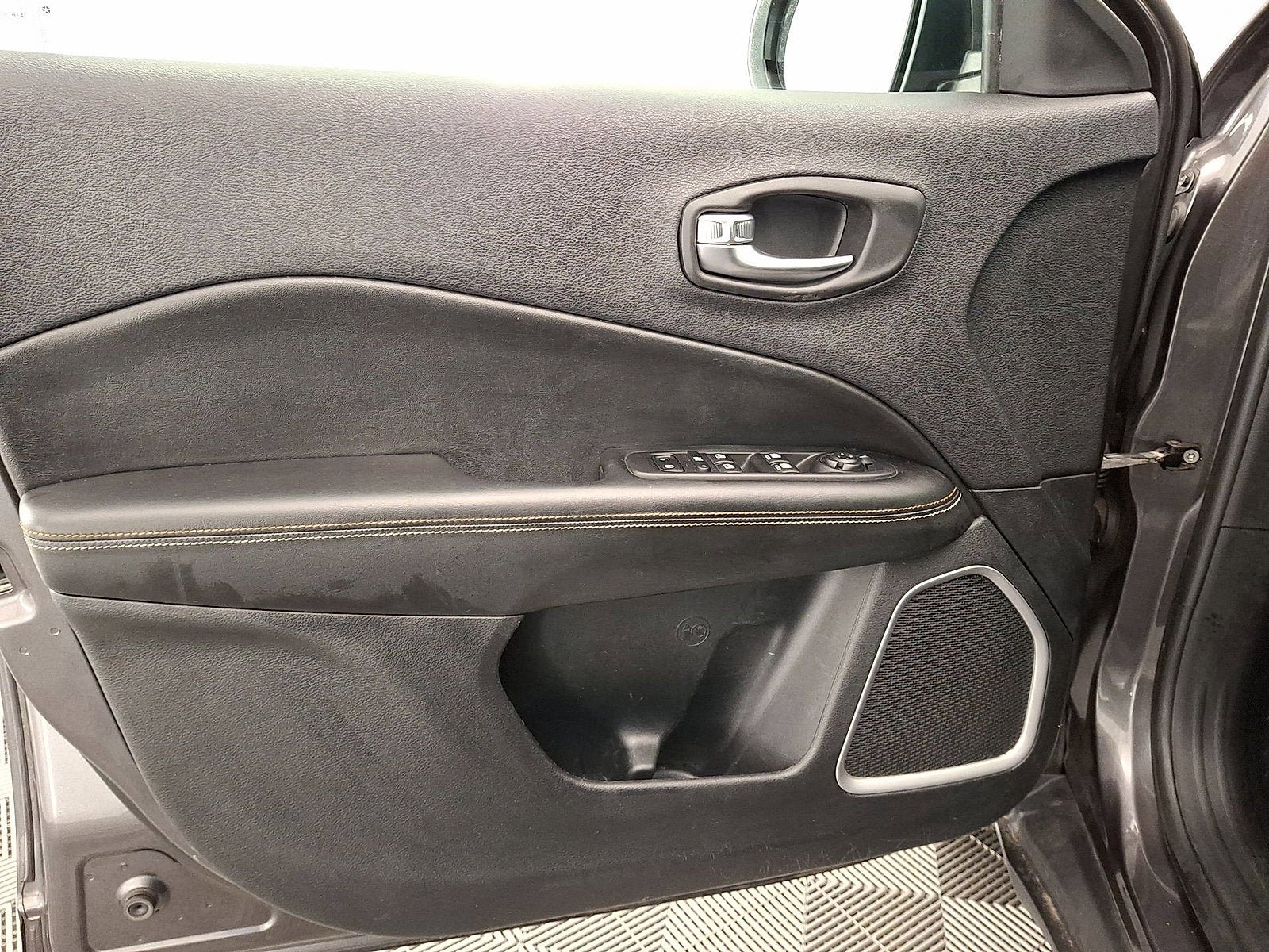 Used 2020 Jeep Compass Latitude w/ Cold Weather Group image 10