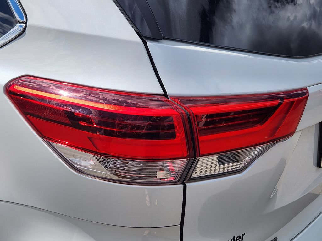 Used 2017 Toyota Highlander Plus FWD image 12