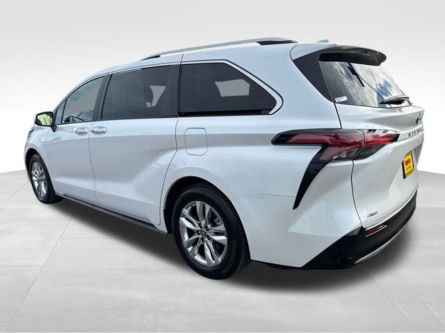 Used 2023 Toyota Sienna Limited image 5