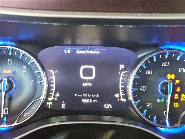 Used 2017 Chrysler Pacifica Limited w/ UConnect Theater Package FWD image 10