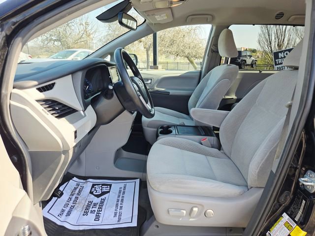 Used 2019 Toyota Sienna LE w/ LE Preferred Package FWD image 15