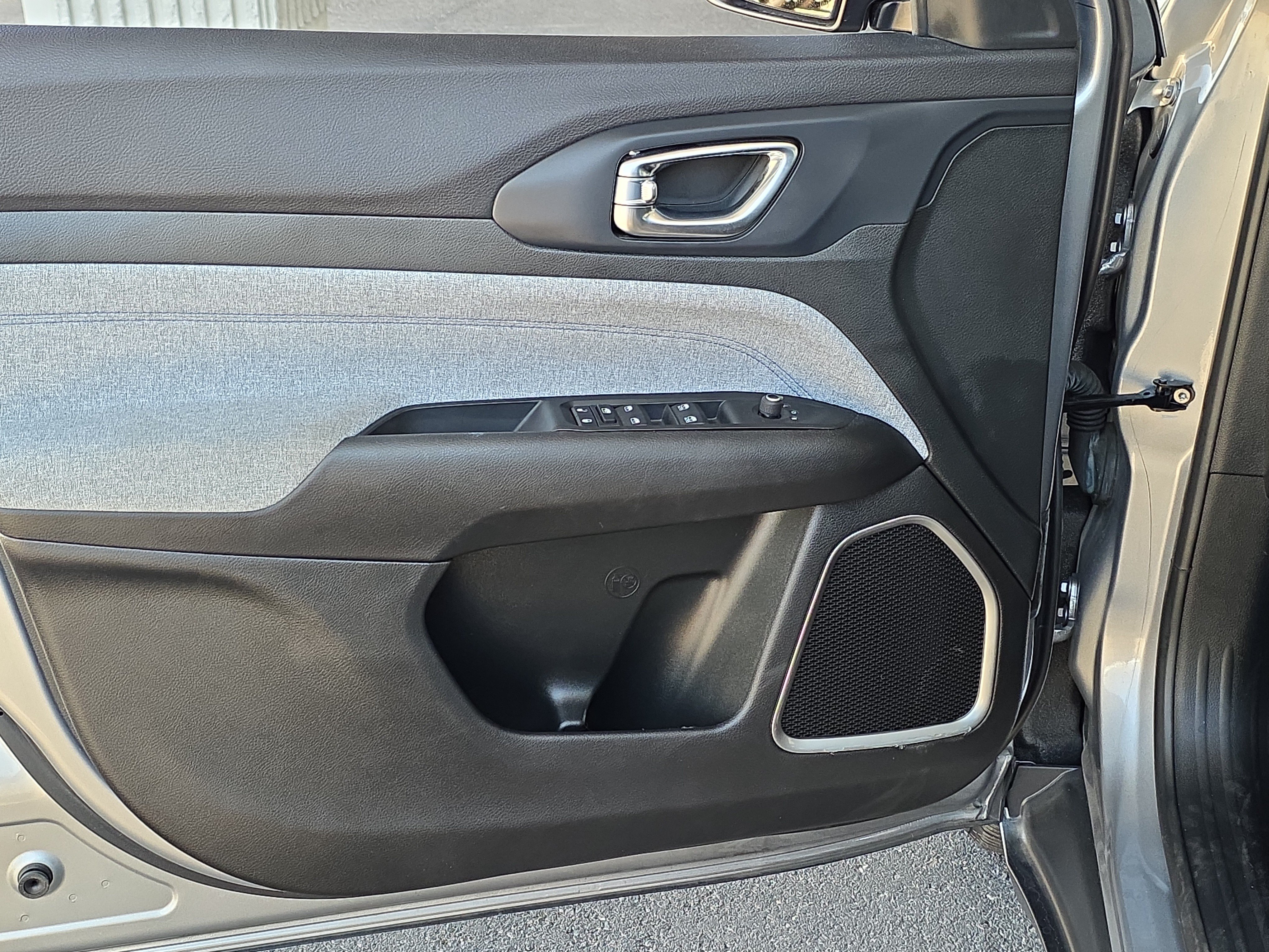 Used 2022 Jeep Compass Latitude FWD image 9