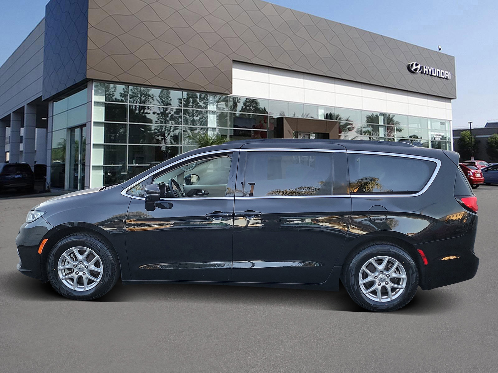Used 2022 Chrysler Pacifica Touring-L image 3