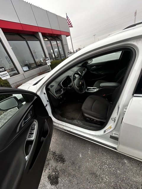 Used 2017 Chevrolet Malibu LT image 4