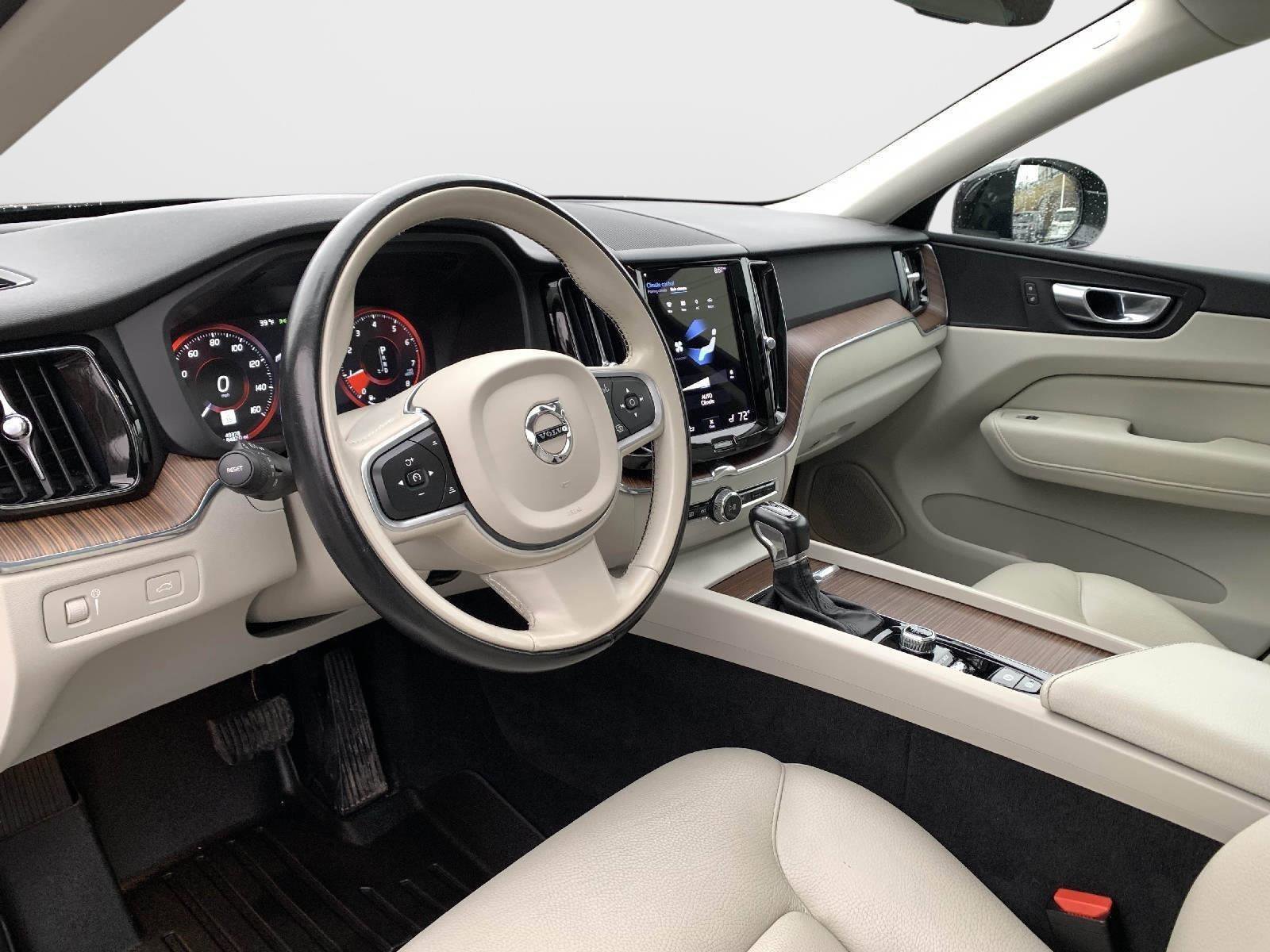 Used 2021 Volvo XC60 T6 Momentum w/ Premium Package image 31