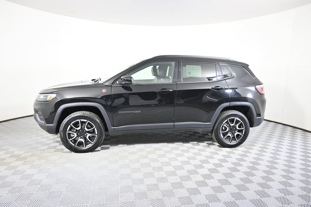 Used 2024 Jeep Compass Trailhawk AWD/4WD image 2