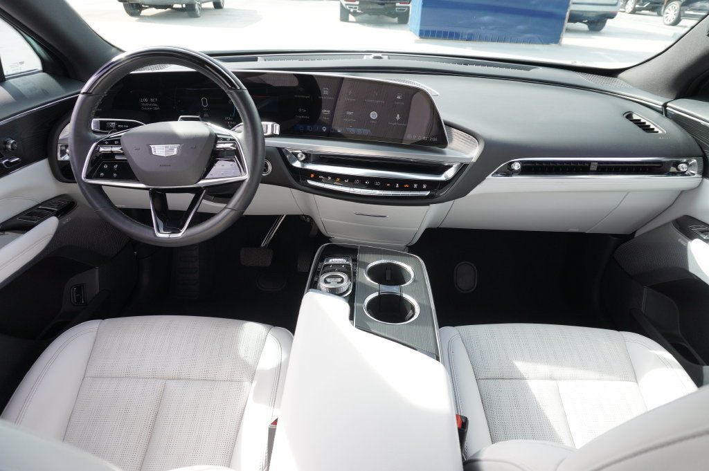 Used 2024 Cadillac Lyriq Luxury AWD/4WD image 11