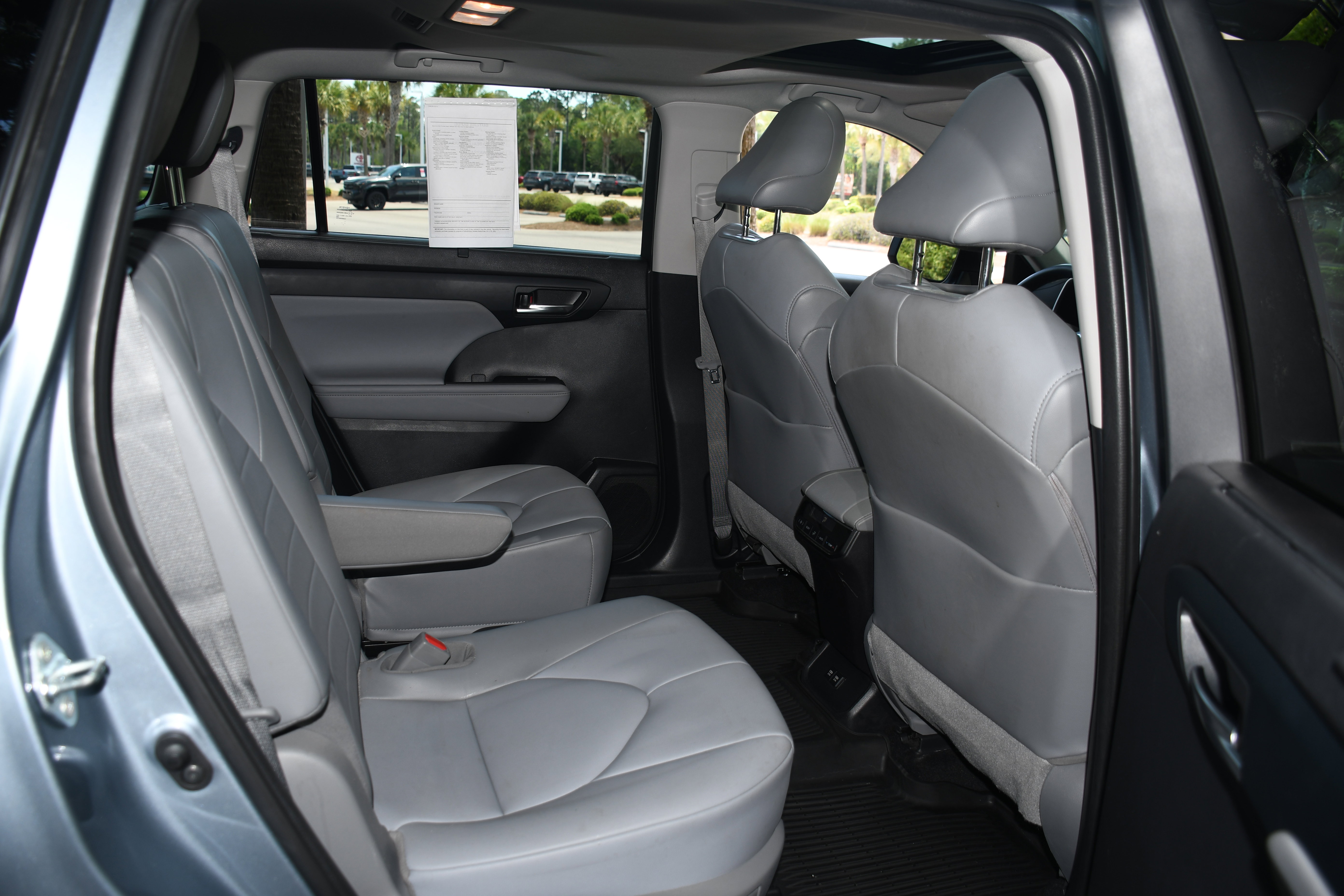 Used 2021 Toyota Highlander XLE AWD/4WD image 19