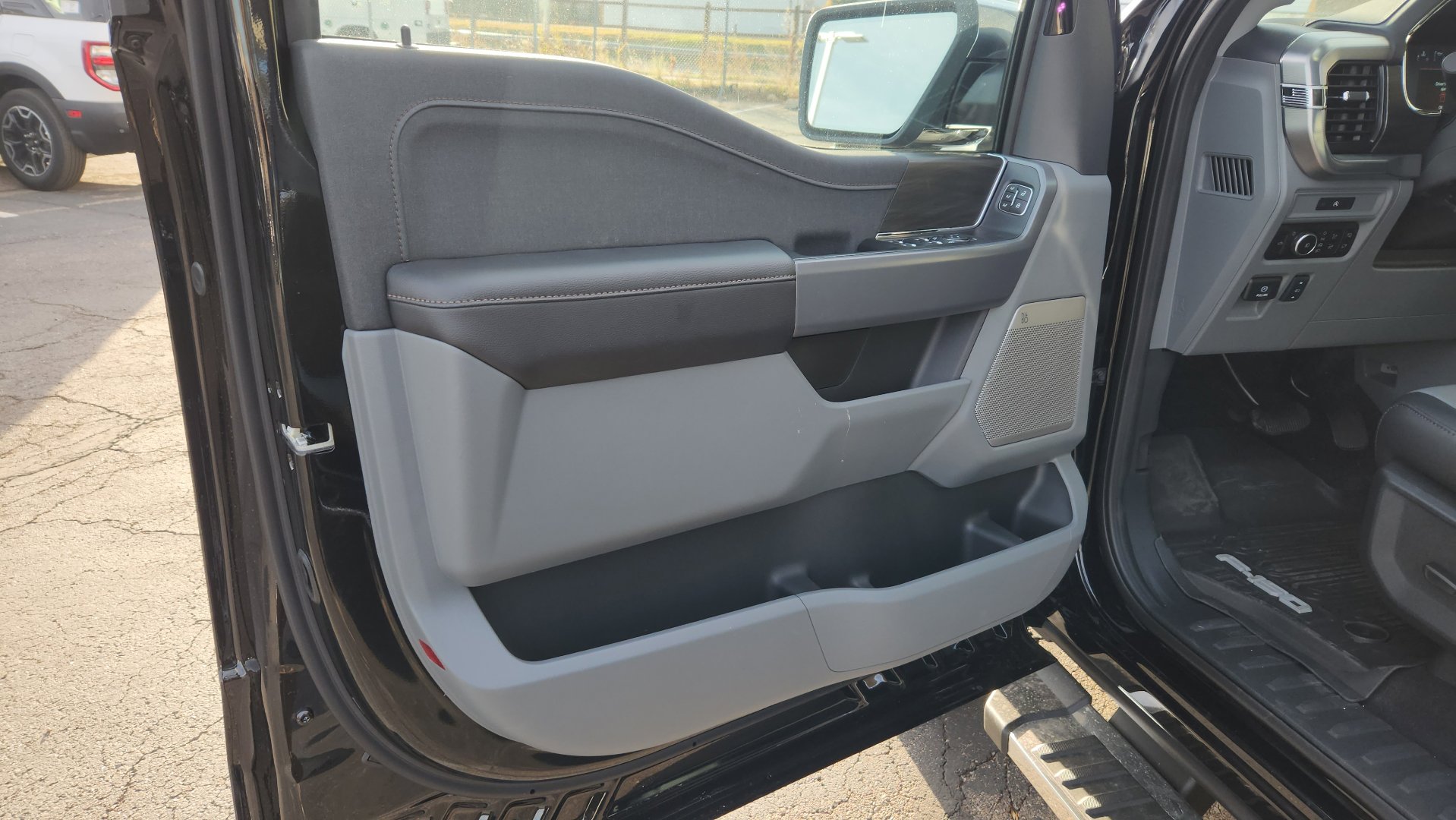 New 2025 Ford F150 Lariat w/ Equipment Group 501A Mid image 18