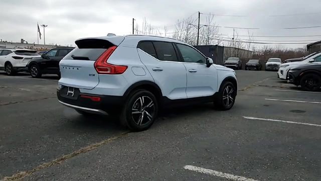Used 2025 Volvo XC40 B5 Core image 8