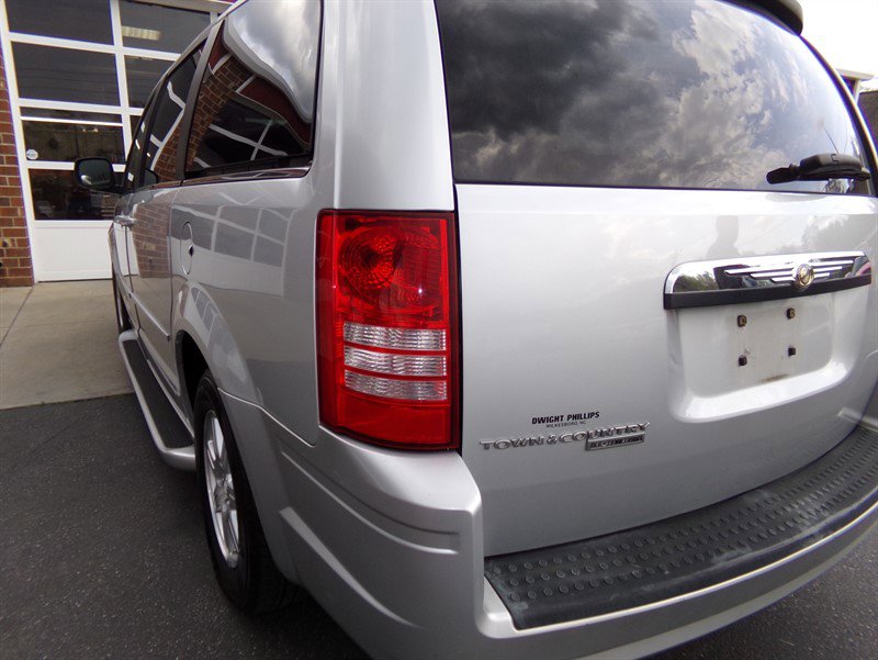 Used 2008 Chrysler Town & Country Touring FWD image 9