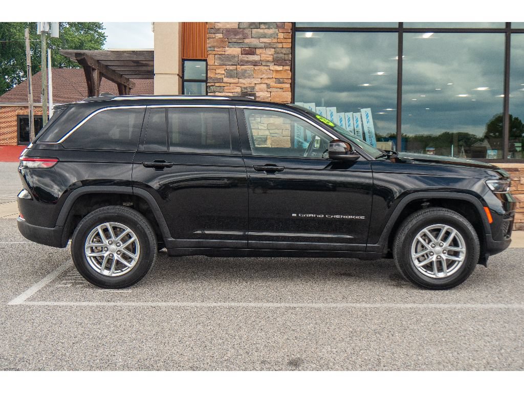 Used 2023 Jeep Grand Cherokee Laredo AWD/4WD image 2