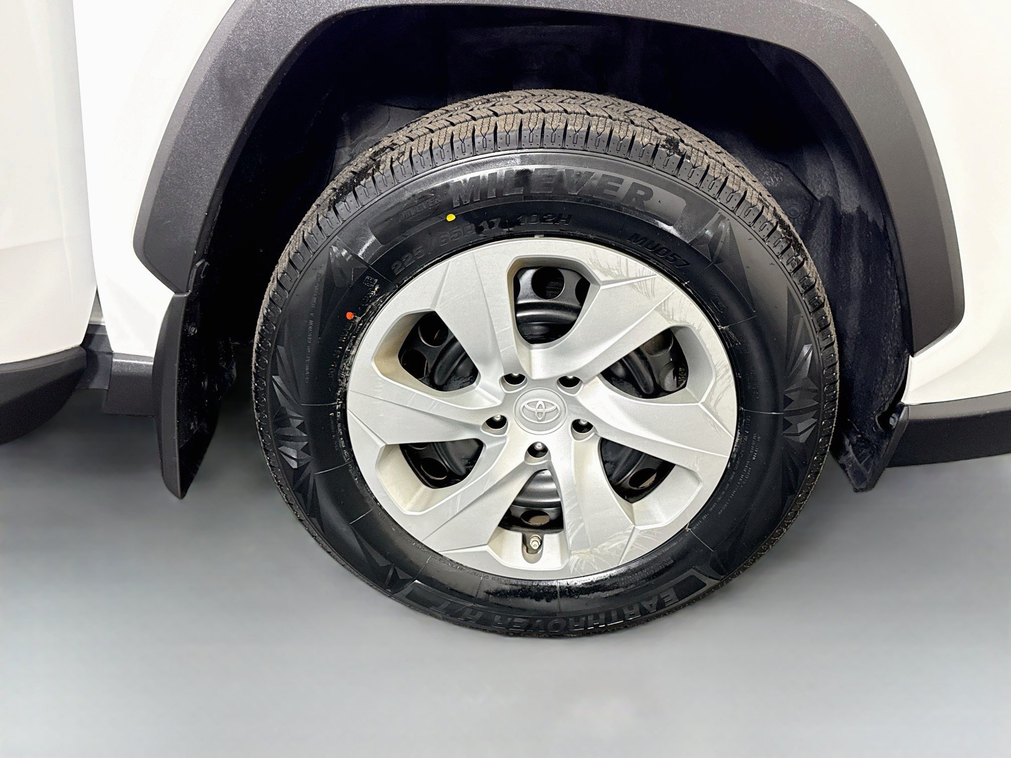 Used 2020 Toyota RAV4 LE FWD image 31