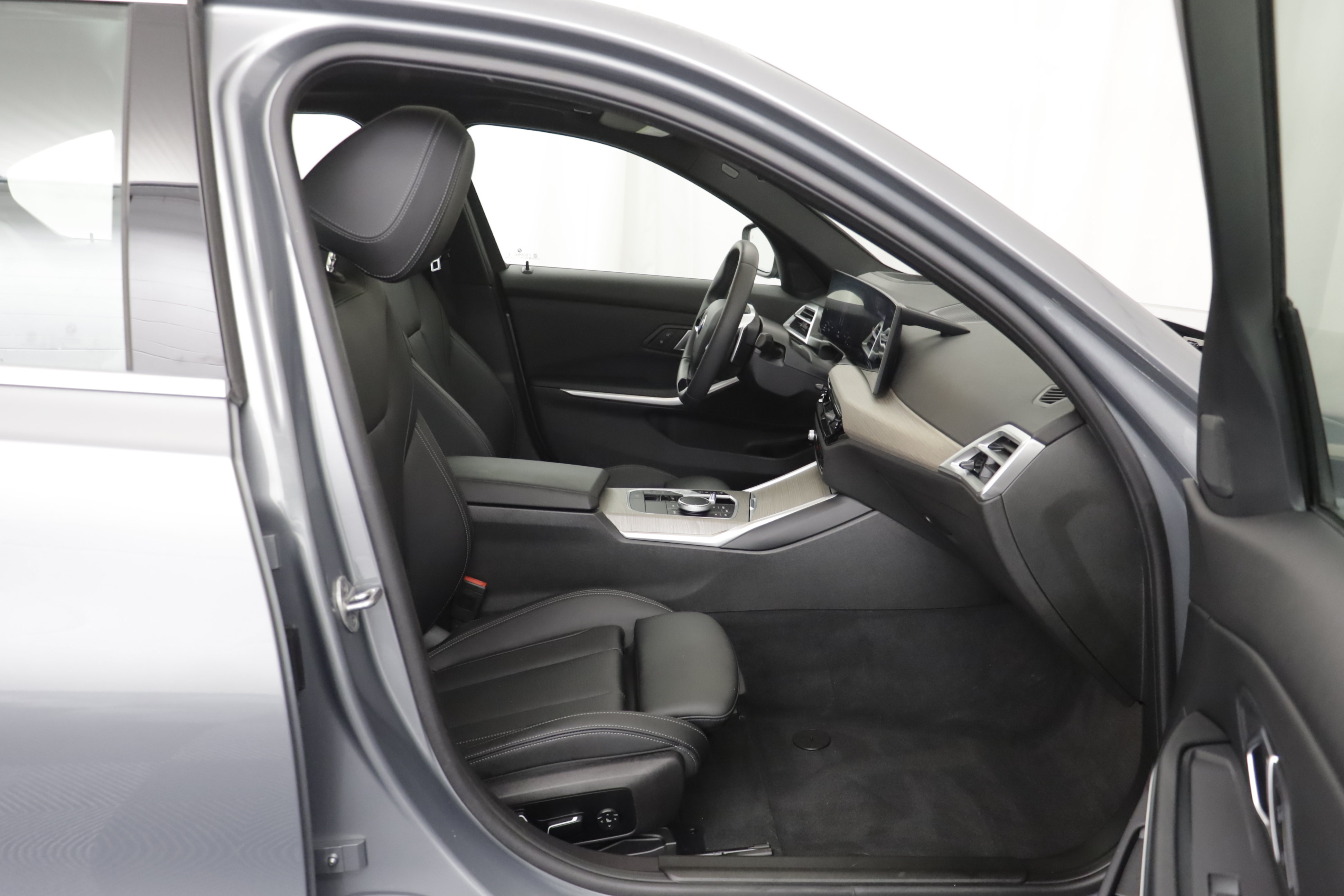 Used 2025 BMW 330i xDrive Sedan AWD/4WD image 18