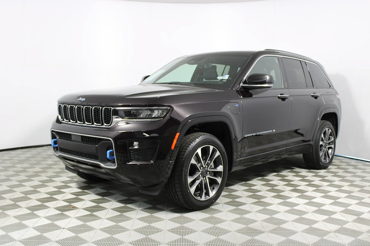 Used 2022 Jeep Grand Cherokee Overland w/ Luxury Tech Group IV AWD/4WD image 3