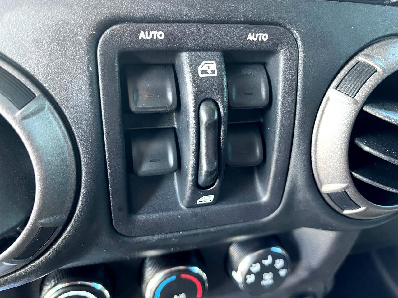 Used 2018 Jeep Wrangler Unlimited Sport S image 14