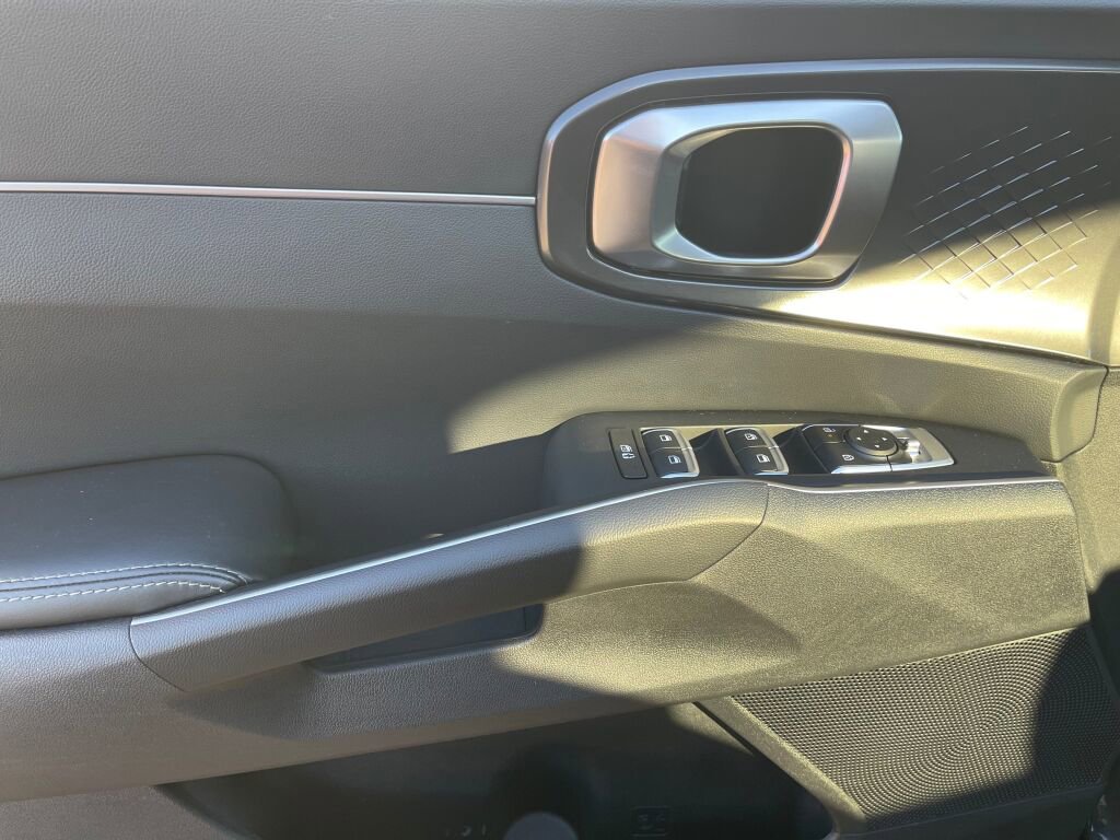 Used 2024 Kia Sorento S image 10