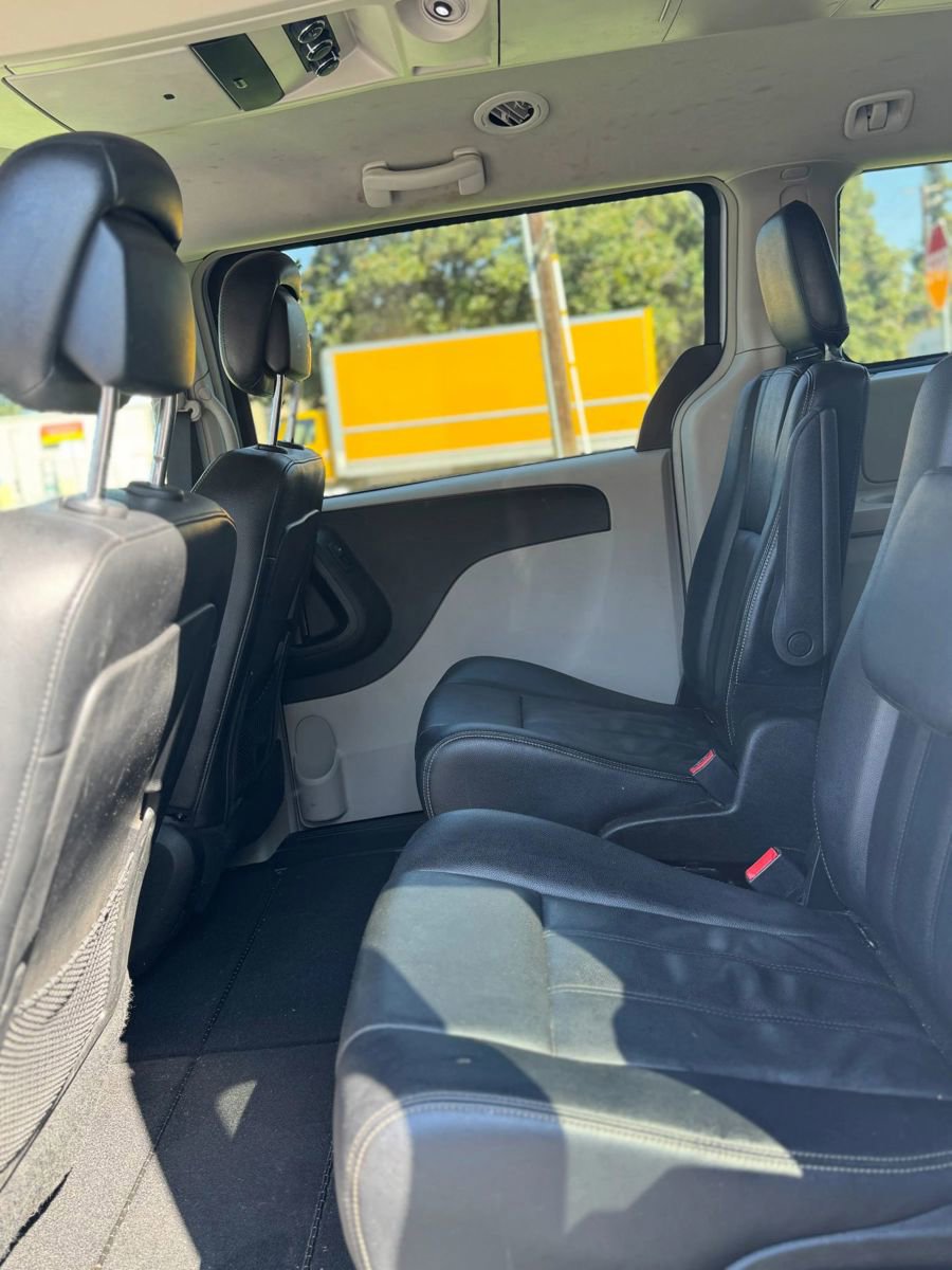 Used 2013 Chrysler Town & Country Touring image 9