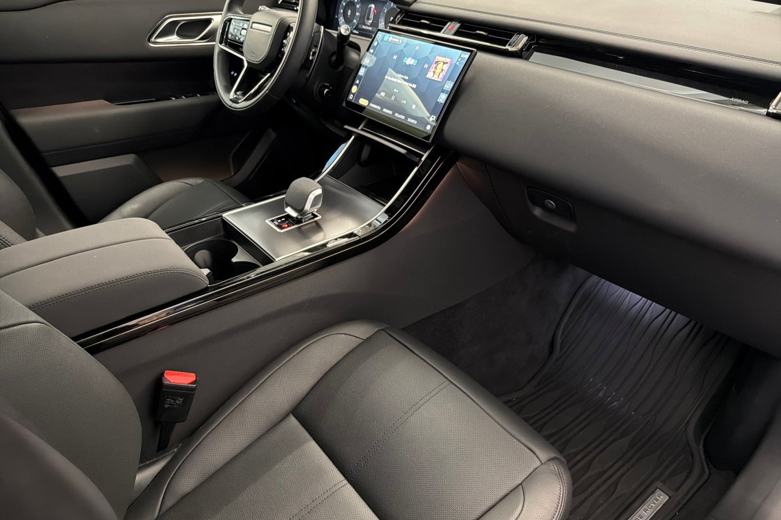 Certified 2026 Land Rover Range Rover Velar Dynamic SE AWD/4WD image 36