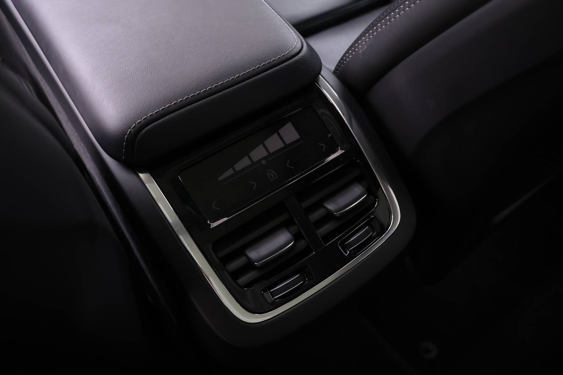 Certified 2023 Volvo XC60 B5 Ultimate w/ Protection Package Premier image 18