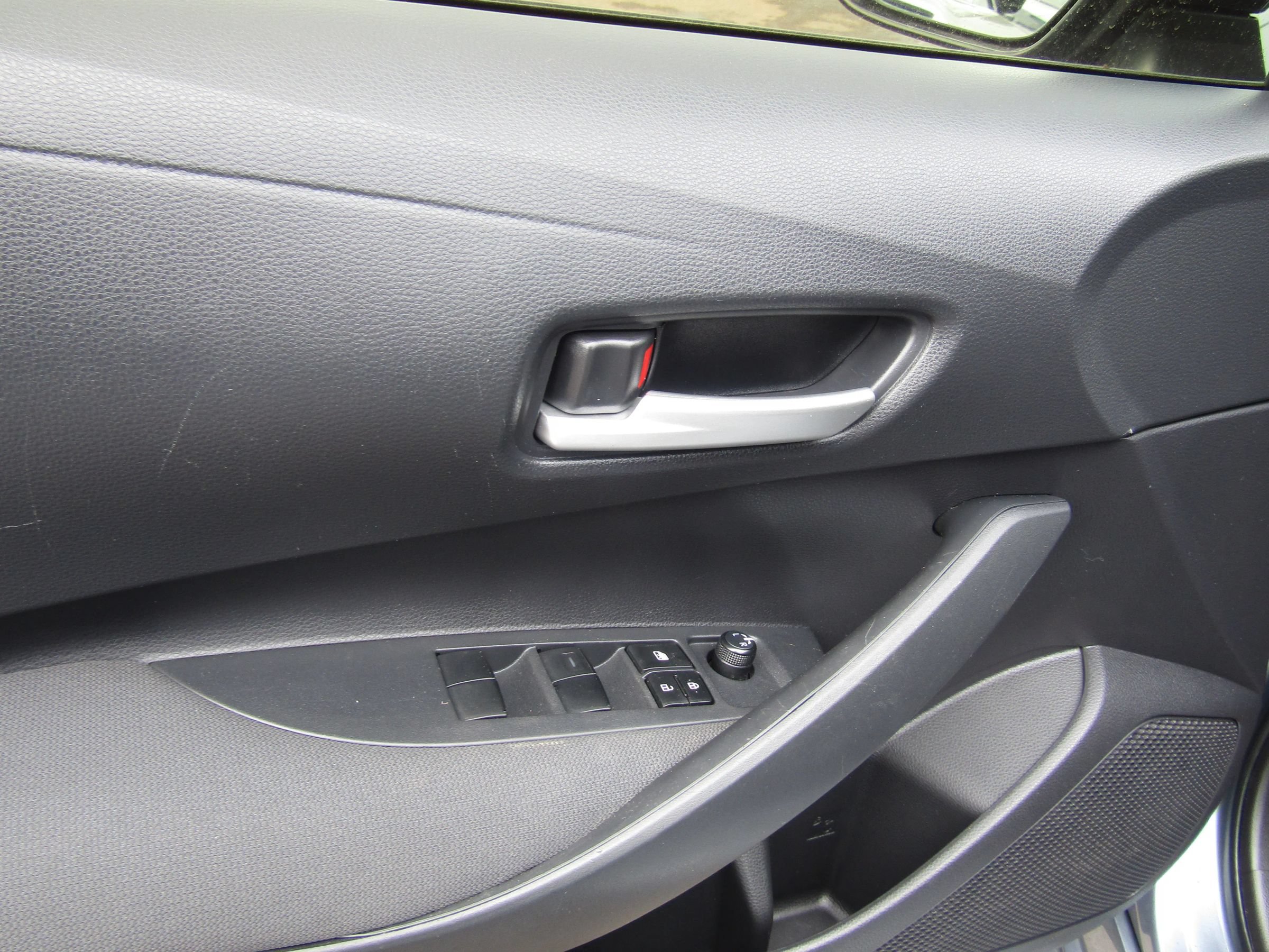 Used 2020 Toyota Corolla LE FWD image 13