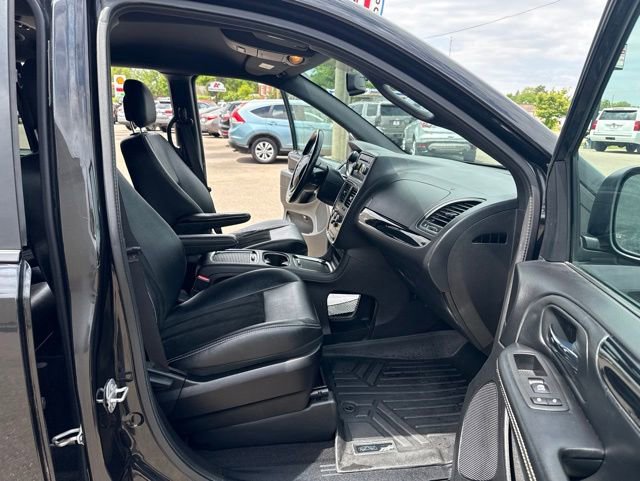 Used 2016 Dodge Grand Caravan SXT FWD image 14