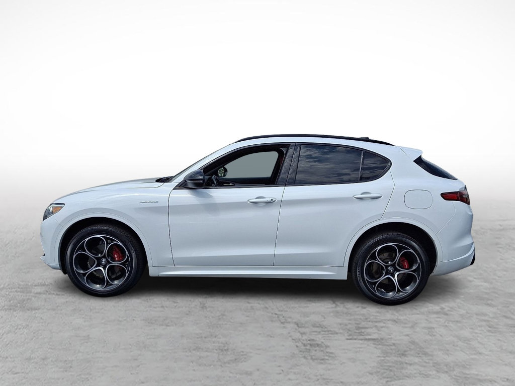 Used 2022 Alfa Romeo Stelvio Veloce AWD/4WD image 2