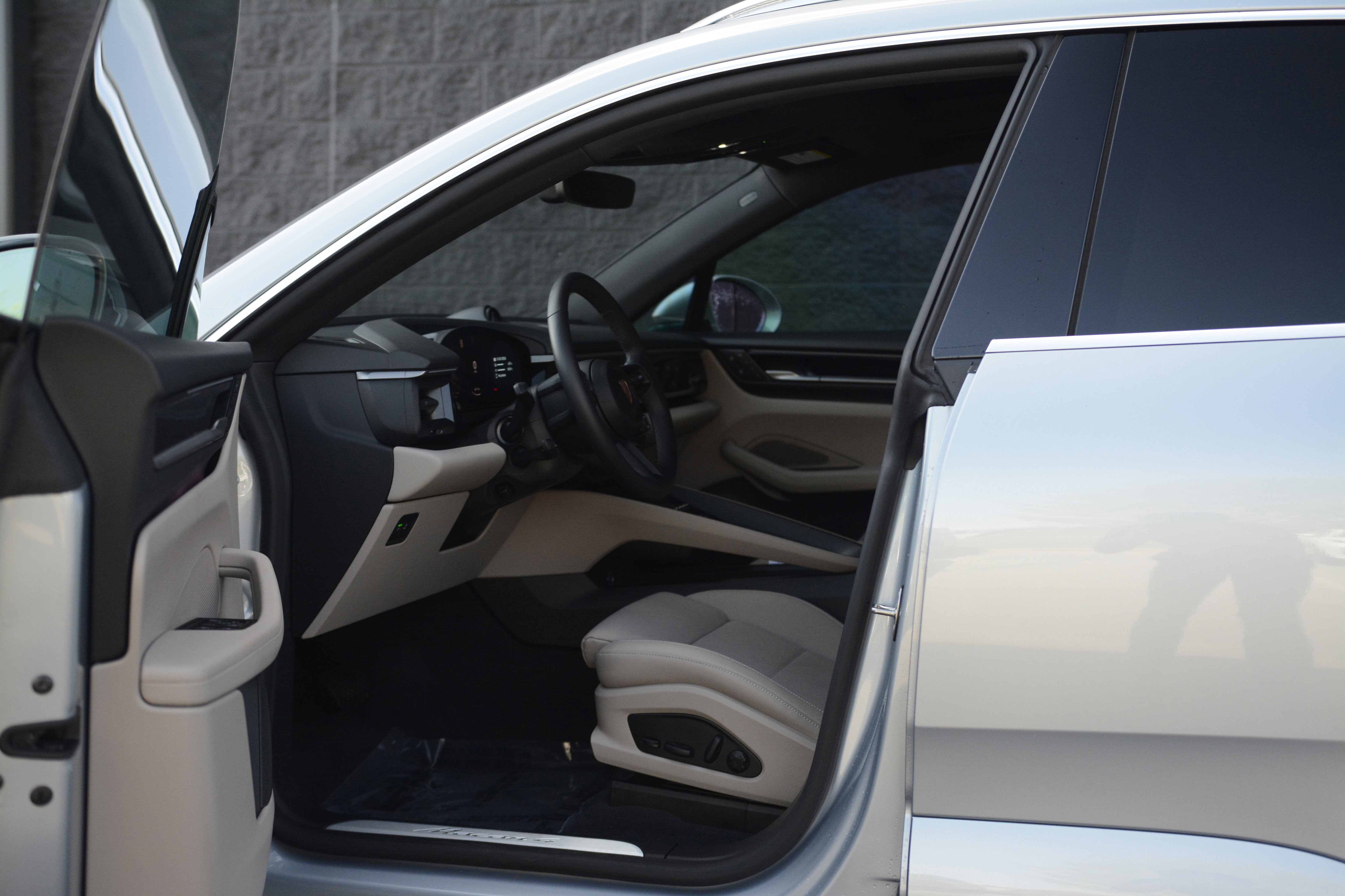 Certified 2025 Porsche Macan 4 Electric image 15