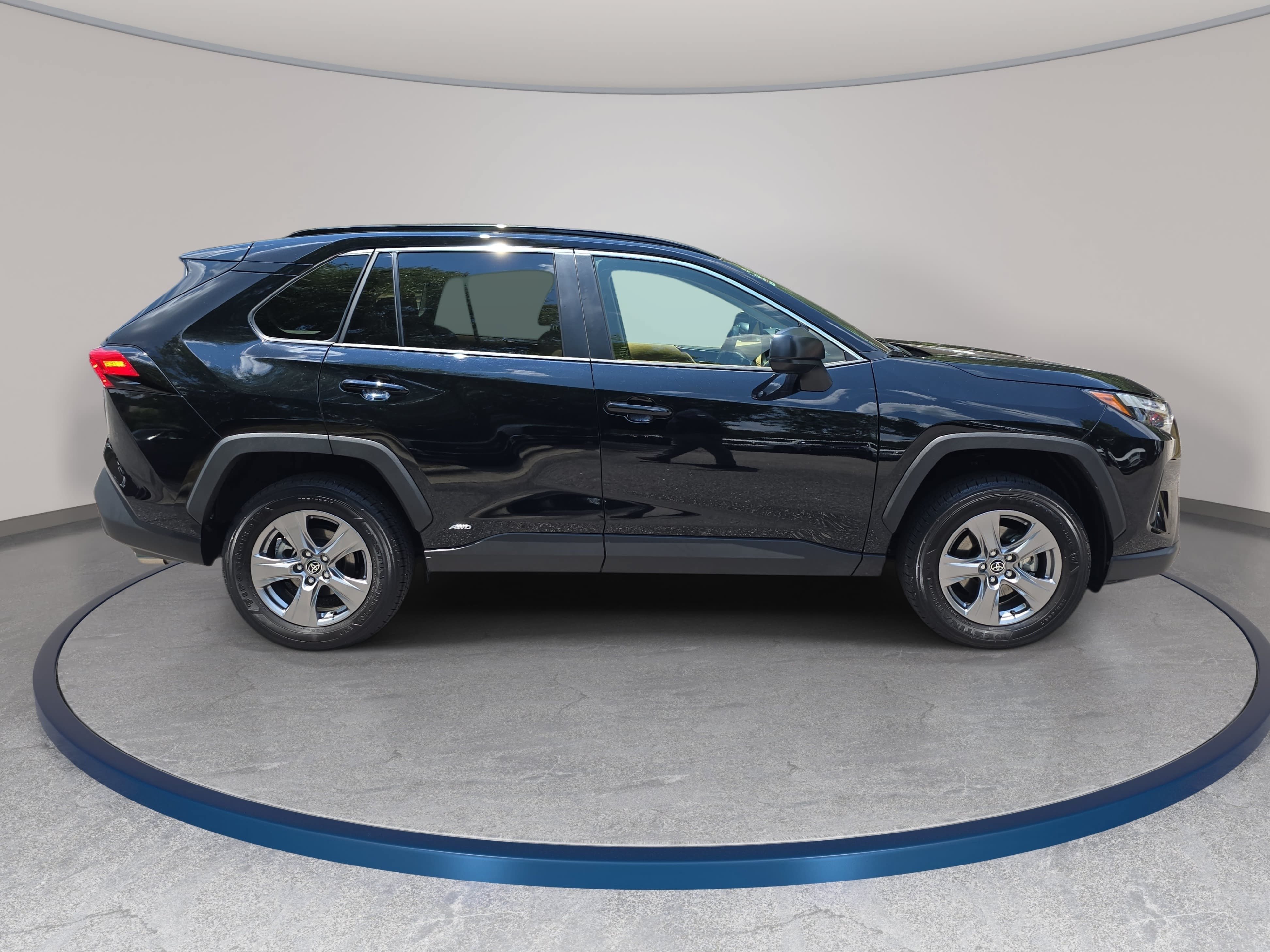 Used 2025 Toyota RAV4 LE AWD/4WD image 4