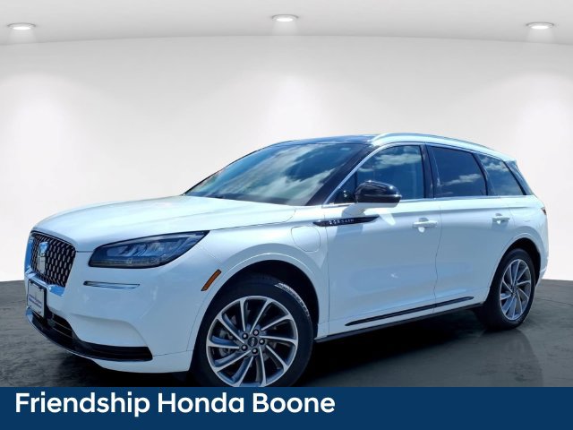Used 2022 Lincoln Corsair Grand Touring w/ Towing Package AWD/4WD image 2