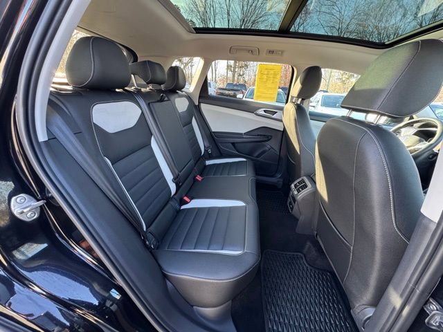 Certified 2025 Volkswagen Taos SEL w/ Black Wheel Plus Package image 15