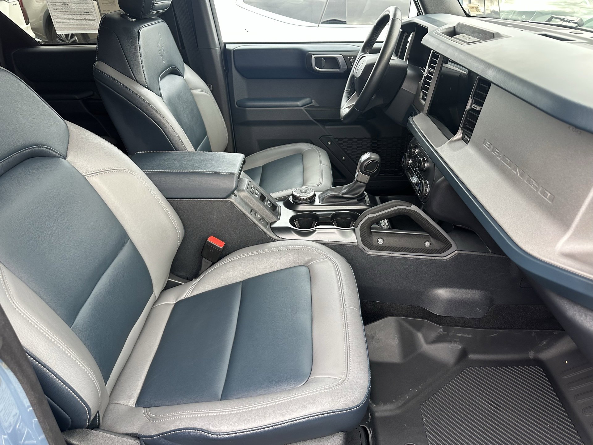 Used 2024 Ford Bronco Outer Banks image 3