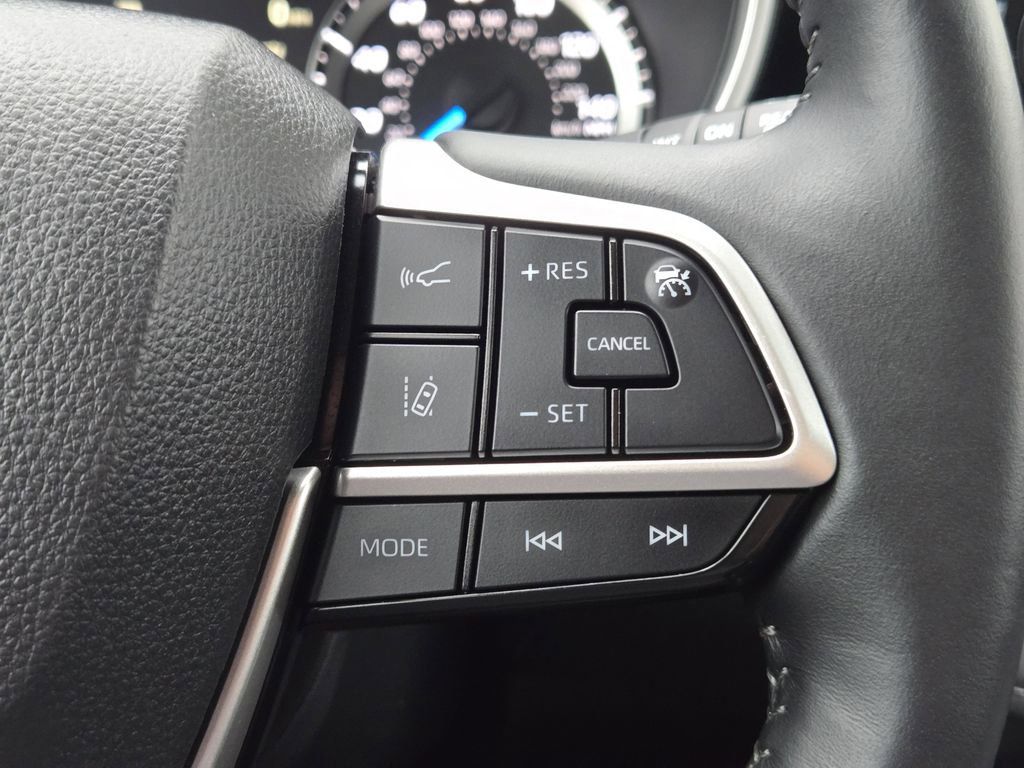Used 2025 Toyota Highlander XLE AWD/4WD image 31