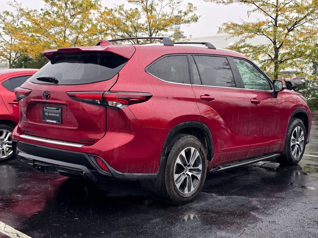 Used 2024 Toyota Highlander XLE AWD/4WD image 7