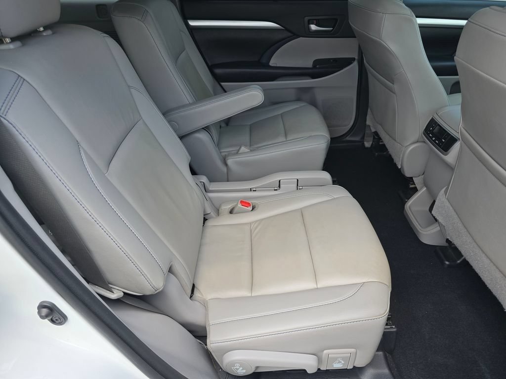 Used 2019 Toyota Highlander XLE AWD/4WD image 28