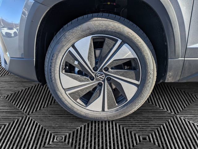 New 2026 Volkswagen Taos SE image 9