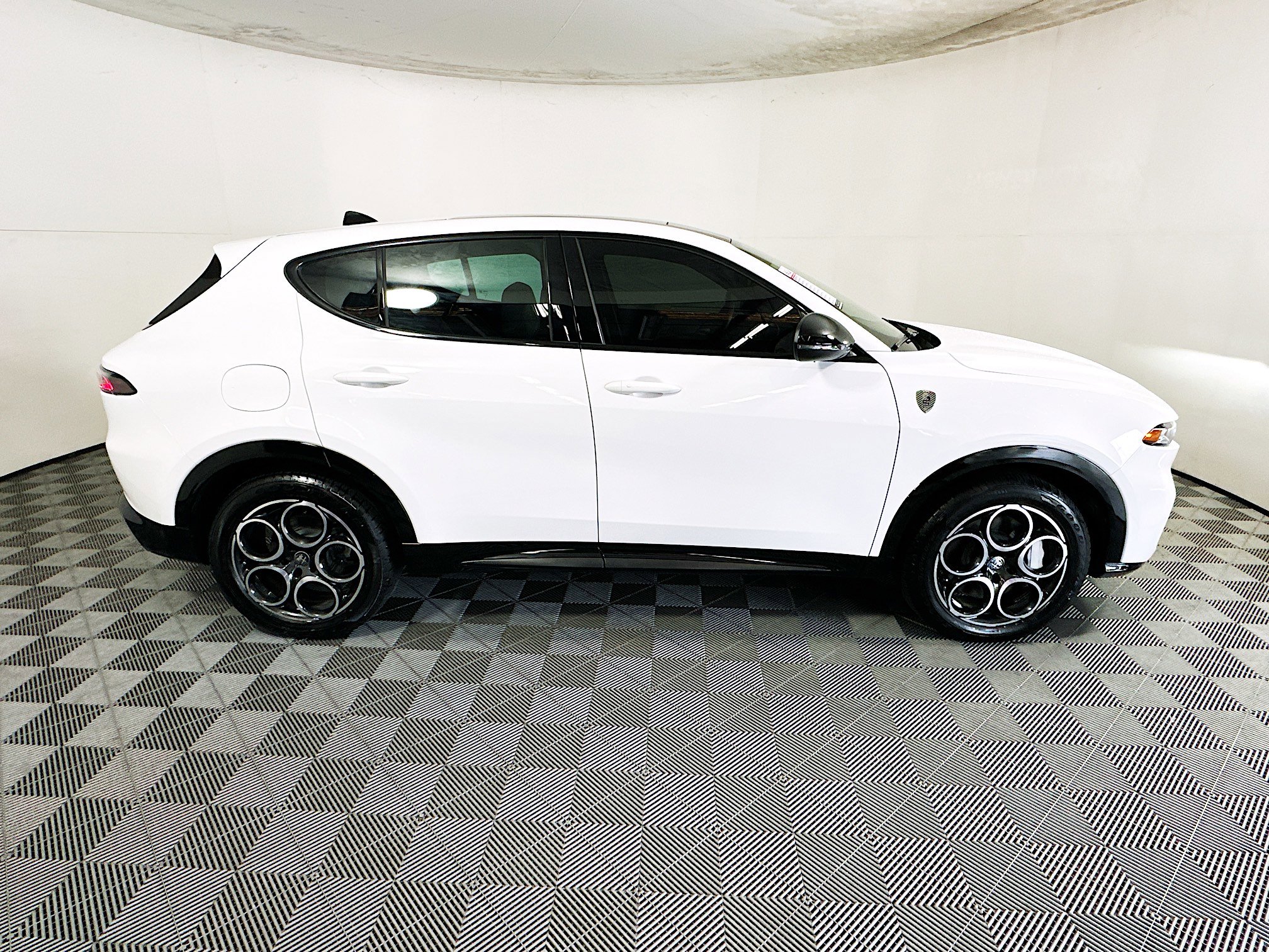 Used 2025 Alfa Romeo Tonale w/ Premium Package image 2