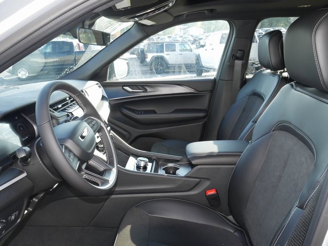 New 2025 Jeep Grand Cherokee L Altitude image 2