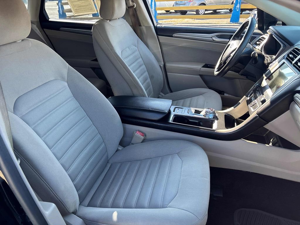 Used 2017 Ford Fusion SE w/ Fusion SE Technology Package image 43