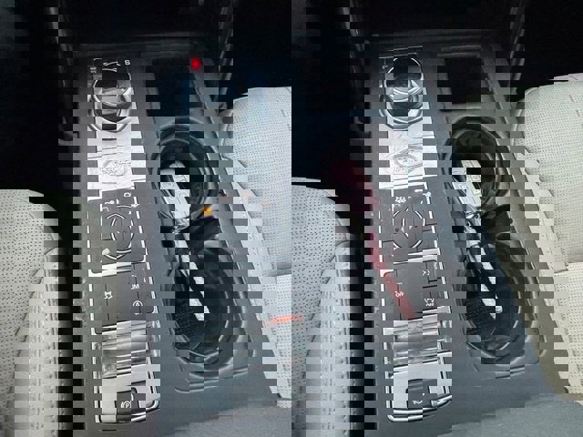 Used 2017 Land Rover Discovery SE image 41