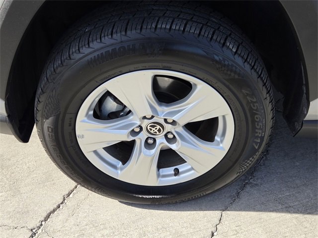 Used 2021 Toyota RAV4 XLE w/ Convenience Package image 9