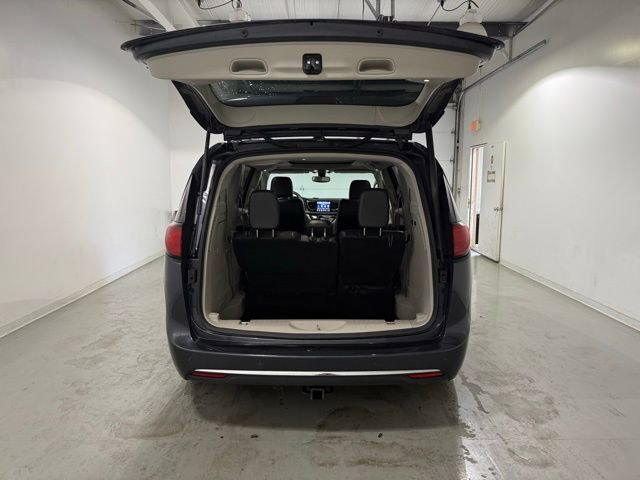 Used 2019 Chrysler Pacifica Limited w/ Tire & Wheel Group image 7