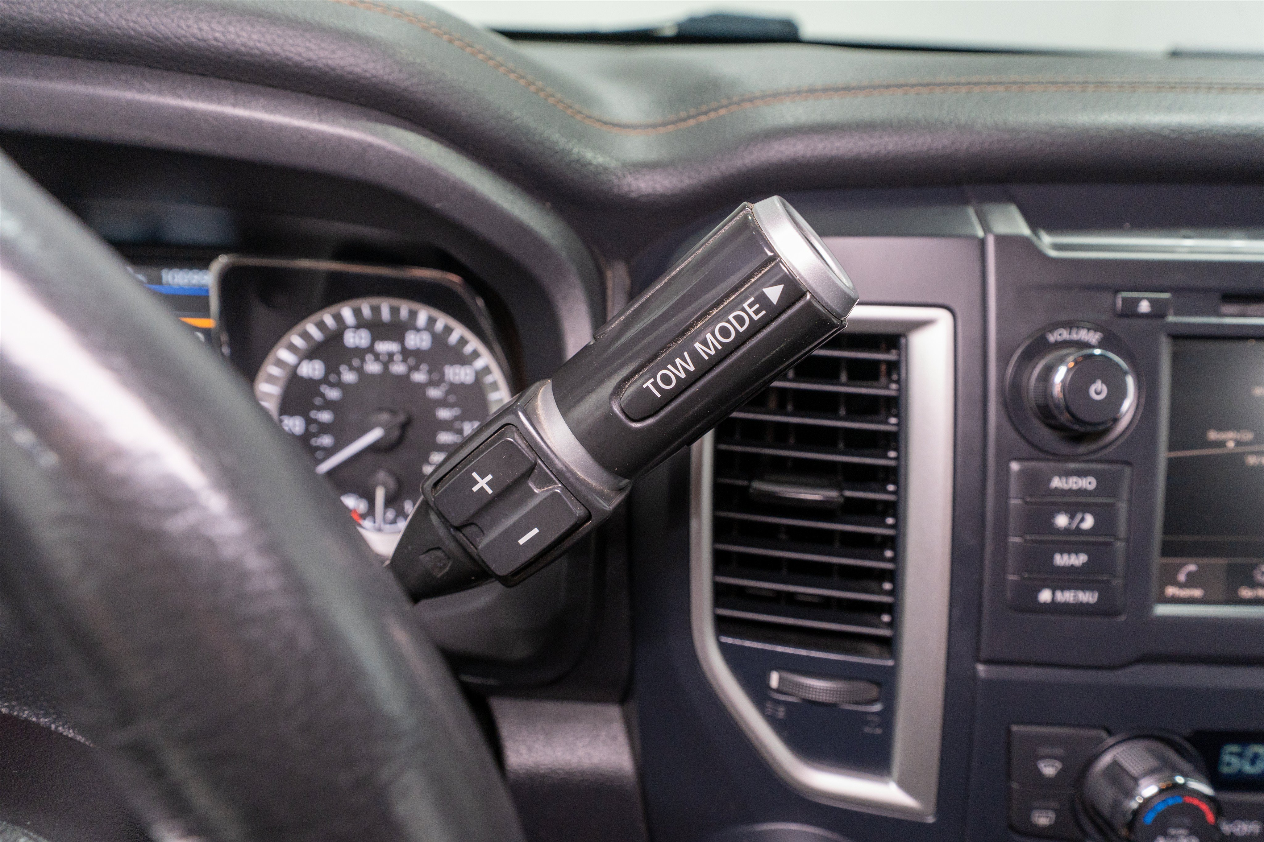 Used 2019 Nissan Titan SL w/ Midnight Edition AWD/4WD image 29