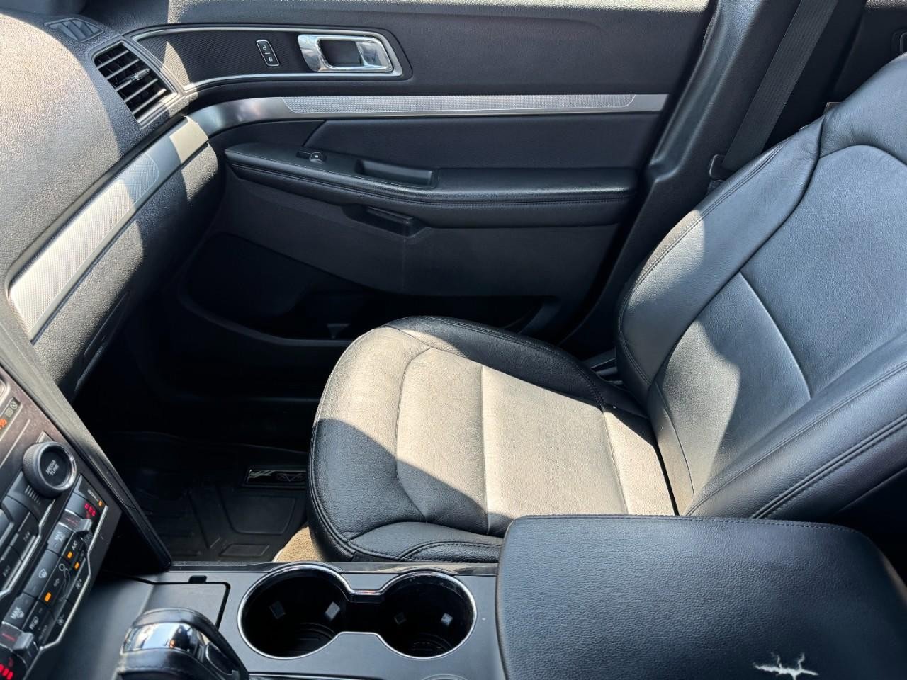 Used 2018 Ford Explorer XLT w/ Equipment Group 202A FWD image 13